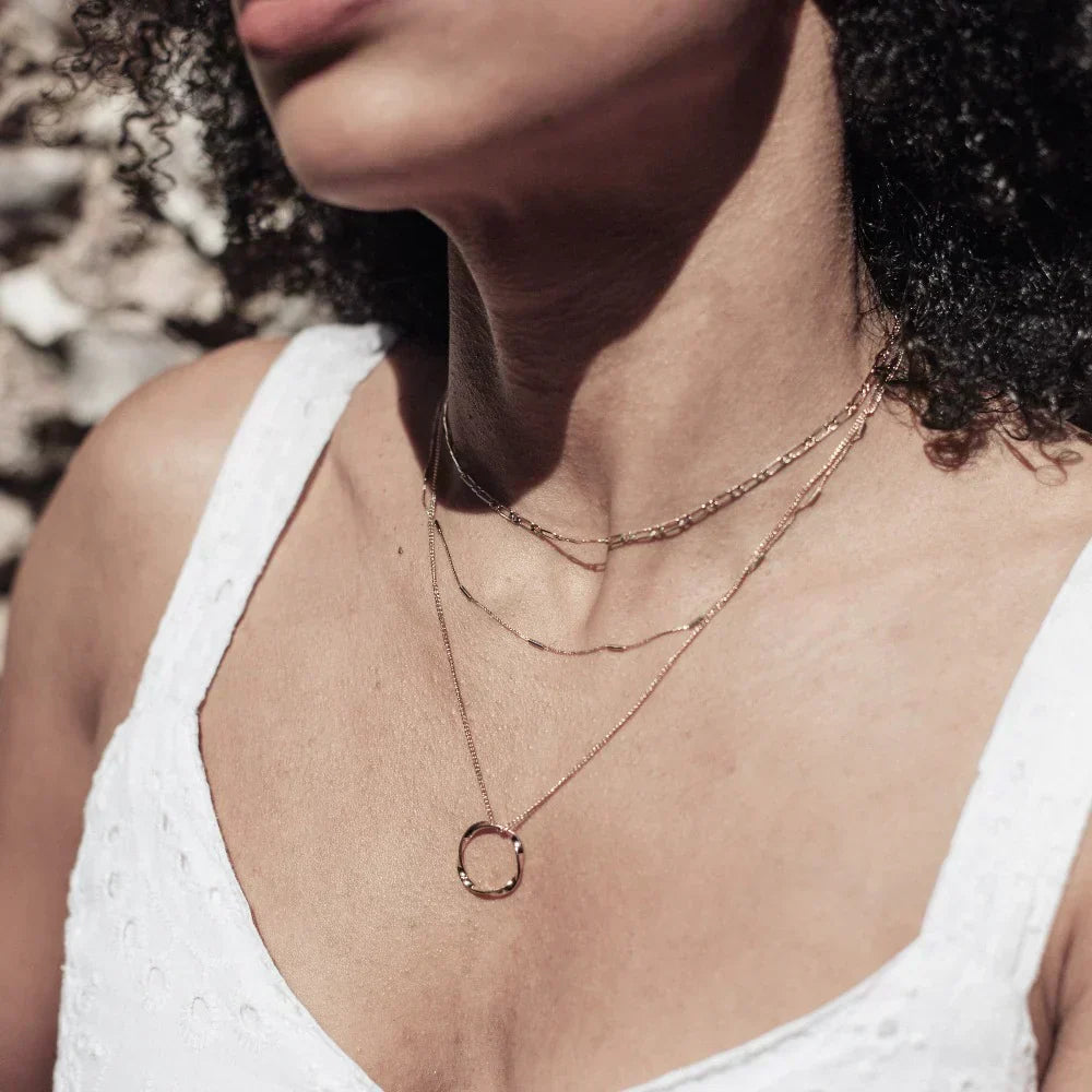 Collar de Tres Capas con Círculo Abierto