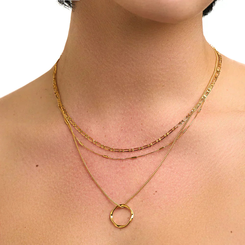 Collar de Tres Capas con Círculo Abierto