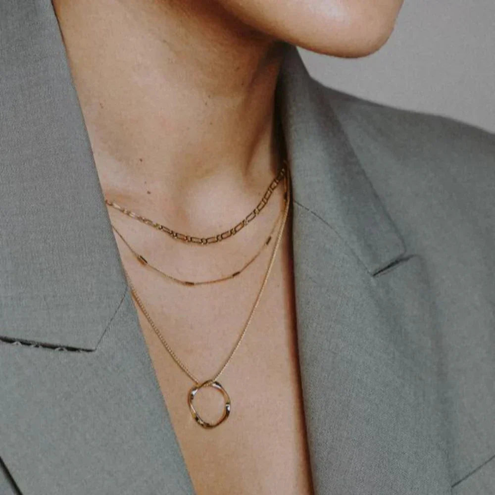 Collar de Tres Capas con Círculo Abierto
