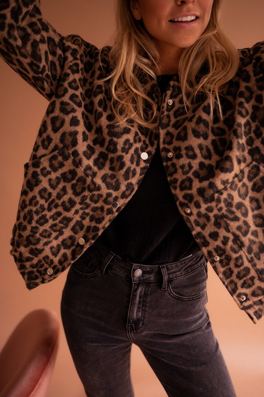 Isa Chaqueta Corta con Estampado de Leopardo