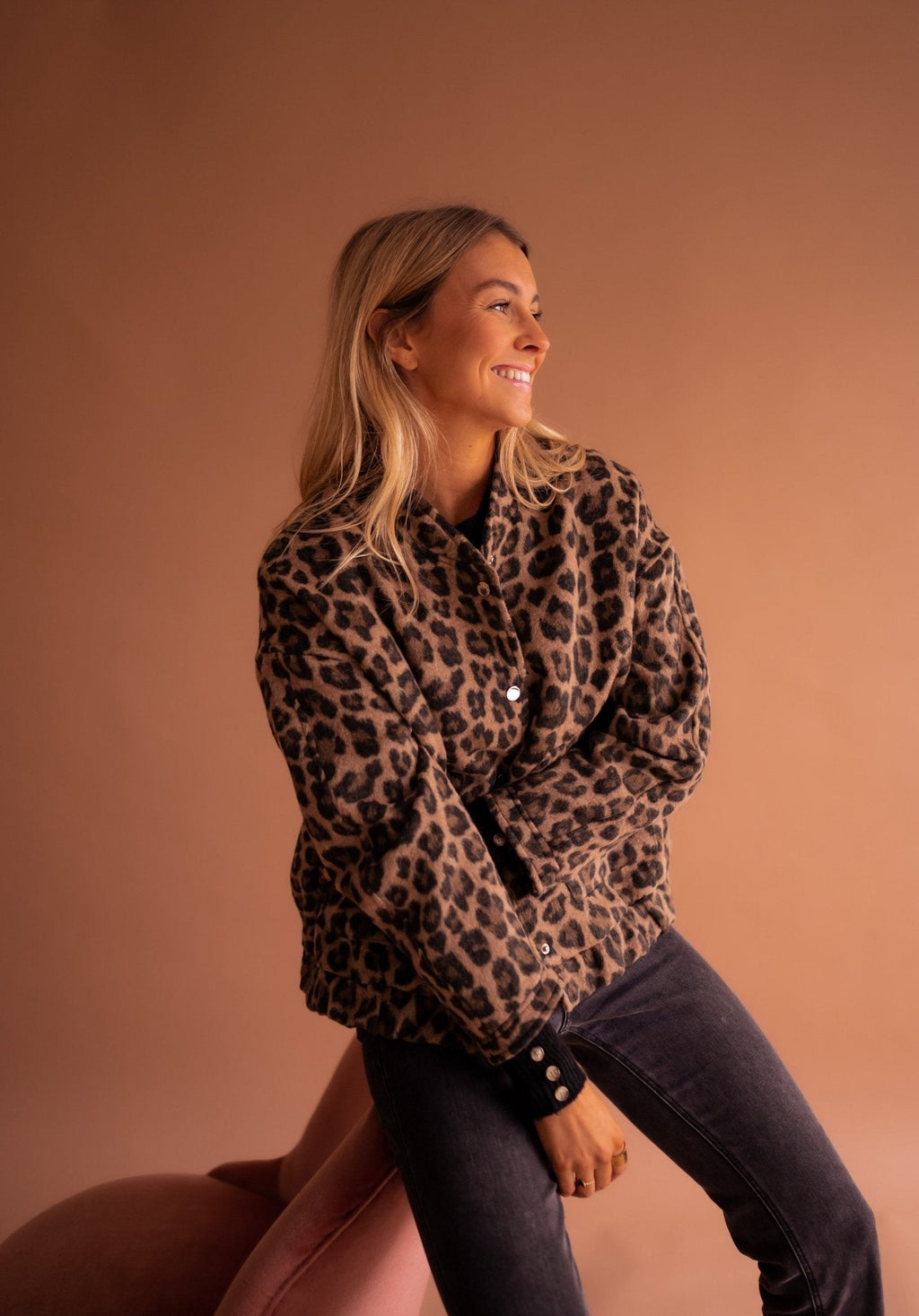 Isa Chaqueta Corta con Estampado de Leopardo