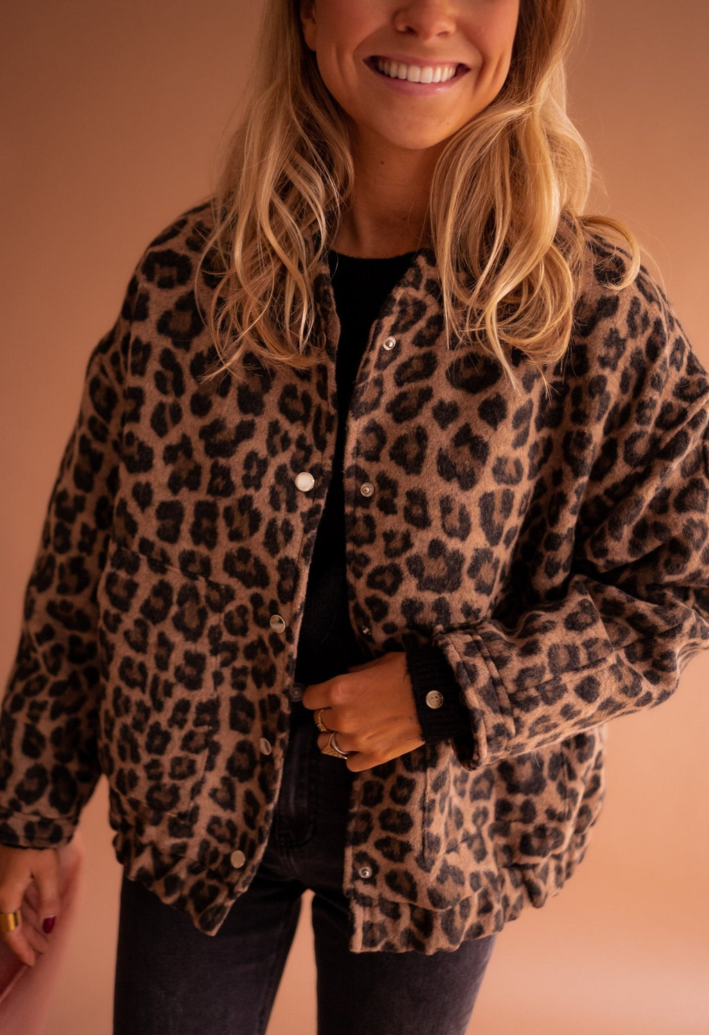 Isa Chaqueta Corta con Estampado de Leopardo